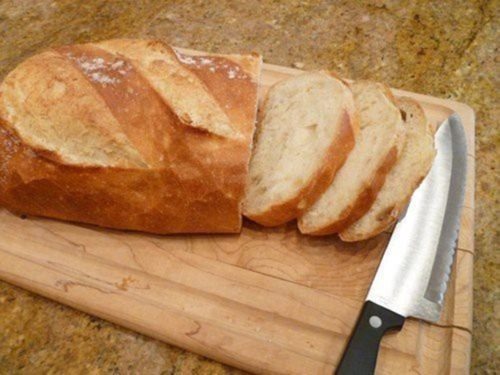 Tento fantastický recept na zapečený chlebíček som našla nedávno a od tej doby čo som ho vyskúšala, žiadnu inú slanú pochúťku nepripravujem