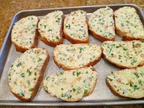 Tento fantastický recept na zapečený chlebíček som našla nedávno a od tej doby čo som ho vyskúšala, žiadnu inú slanú pochúťku nepripravujem