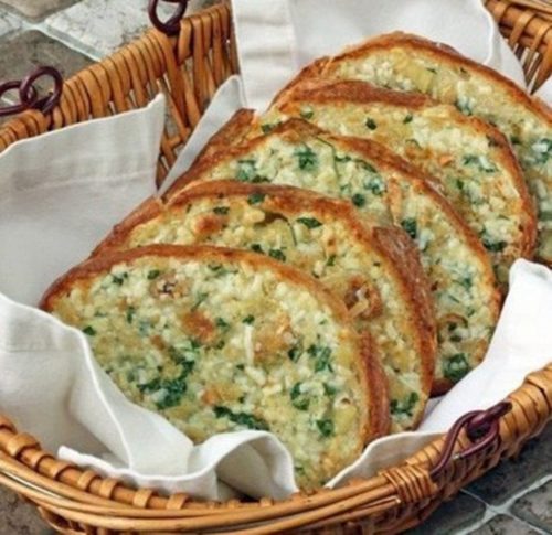Tento fantastický recept na zapečený chlebíček som našla nedávno a od tej doby čo som ho vyskúšala, žiadnu inú slanú pochúťku nepripravujem