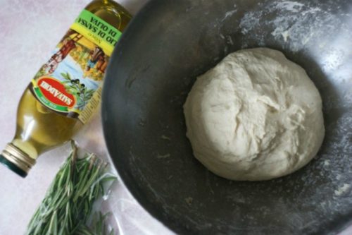 Báječná talianska focaccia: Podobná ako pizza, no chutnejšia, vzdušnejšia, chrumkavejšia a jednoduchšia na prípravu