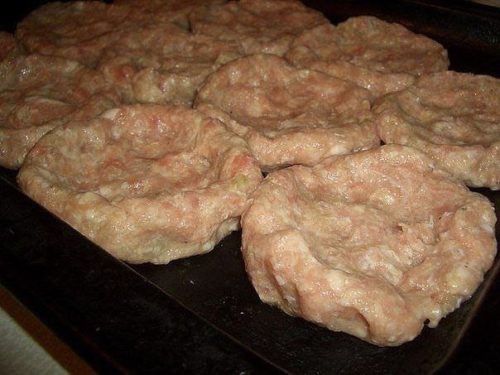 Dajte zbohom vyprážaným karbonátkom. SKÚSTE PEČENÉ PLACKY z mletého mäsa plnené syrom a smotanou. MÁTE ICH HOTOVÉ LEN ZA 25 MINÚT!