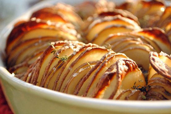 Tieto dokonalé zemiakové lupienky poslúžia ako perfektná PRÍLOHA K Vášmu obedu.
