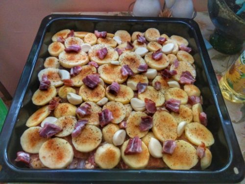Už neviete čo doma tým vašim stravníkom pripraviť na večeru? Tak presne pre Vás je tento recept na vrstvené bravčové mäso so zemiakmi, na ktoré Vám postačí len jeden pekáč!