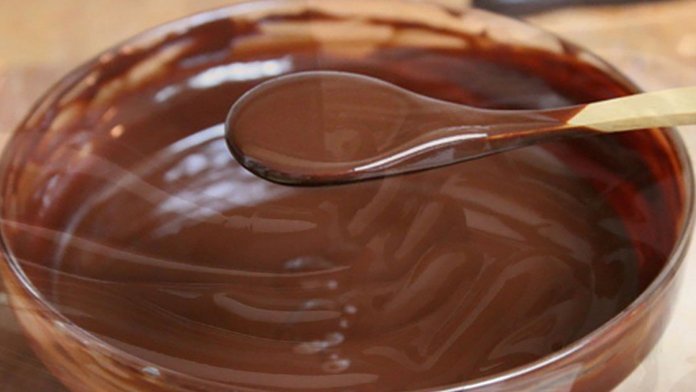 Domáca čokoládová poleva s výbornou chuťou pripravená za 15 minút!