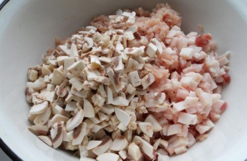 Ďalší výborný recept pre milovníkov kuracieho mäsa. Famózna kuracia roláda s cesnakom, ktorá Vám bude chutiť aj za studena!