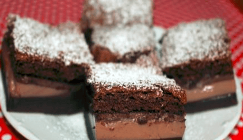 Šikovný čokoládový koláčik: Všetko vylejete na plech a z rúry vyberiete sladký zázrak s tromi vrstvami!