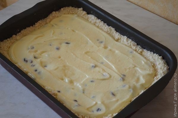 Sypaný tvarohový koláč s hrozienkami a bleskovo rýchlou prípravou – stačí Vám 10 minút!