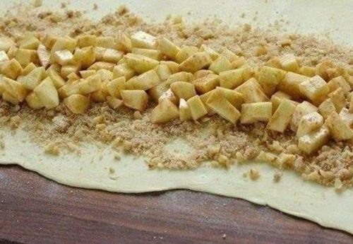 Voňavý jablkový závin, ktorý sa rozplýva na jazyku. Chuť a vôňa tejto dobroty vás presvedčí, že nič lepšie si k šálke kávy ani nemôžete priať.