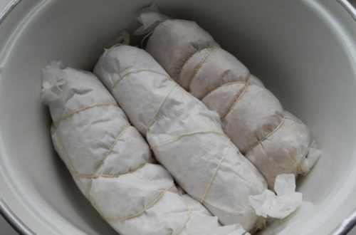 Ďalší výborný recept pre milovníkov kuracieho mäsa. Famózna kuracia roláda s cesnakom, ktorá Vám bude chutiť aj za studena!