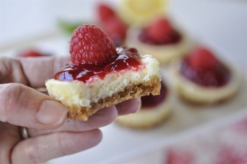 Recept na úplne dokonalý dezert, ktorý uspokojí aj tú najnáročnejšiu návštevu. Krásne vyzerá a jeho príprava Vám zaberie len pár minút času!