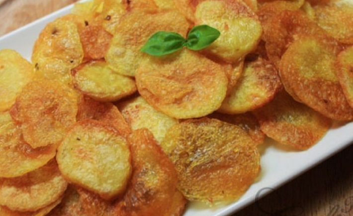 Domáce pečené chipsy s bylinkami. Chrumkavé, voňavé, skvelé – avšak pečené as minimálnym podielom tuku.