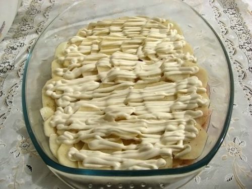 Vždy keď sa mi nechce hodiny postávať v kuchyni, pripravím najjednoduchší obed na svete! Zemiaky nakrájam na kolieska, kuracie prsia vyklepem a máme hotovo!