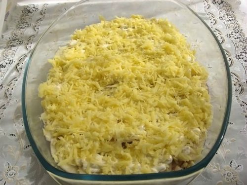 Vždy keď sa mi nechce hodiny postávať v kuchyni, pripravím najjednoduchší obed na svete! Zemiaky nakrájam na kolieska, kuracie prsia vyklepem a máme hotovo!