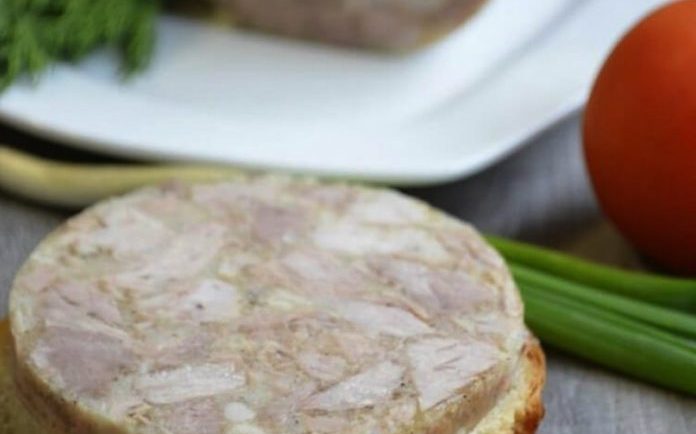 Dnes sa s Vami podelíme o recept na chutný studený predkrm z kuracieho mäsa!