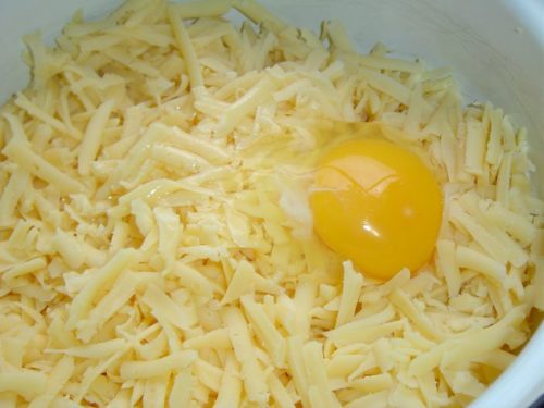 Kefírové placky plnené lahodným syrom, ktoré sa podobajú zemiakovým lokšiam.