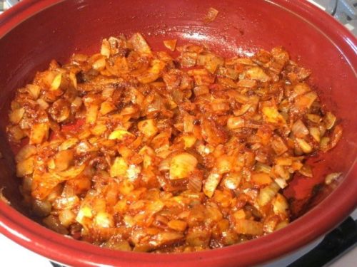 Recept na tento pokrm si moja babička doniesla z Maďarska. Kurací paprikáš sa rozvoňal po celom byte