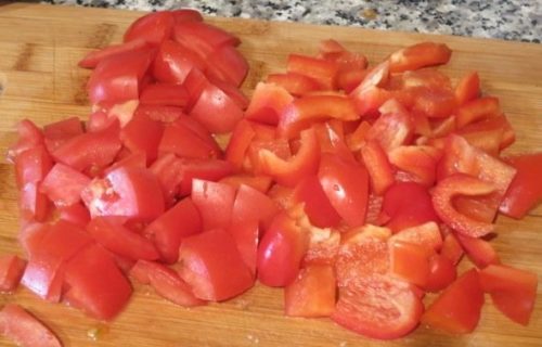 Recept na tento pokrm si moja babička doniesla z Maďarska. Kurací paprikáš sa rozvoňal po celom byte
