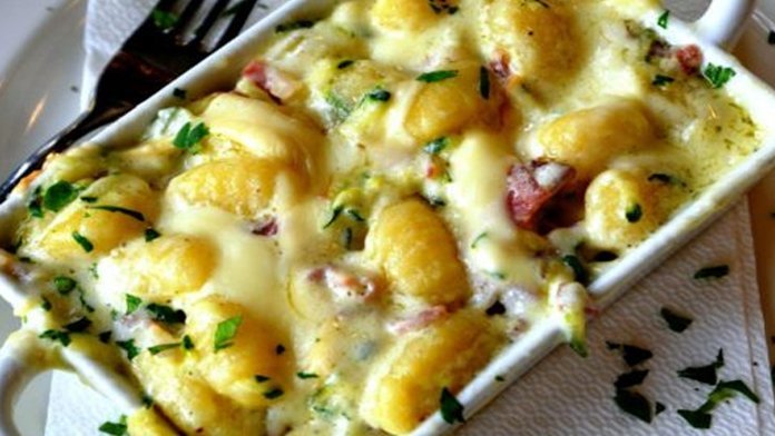 Smotanové zemiaky Carbonara s mäsom, cibuľou a parmezánom! Príprava zaberie len 30 minút!