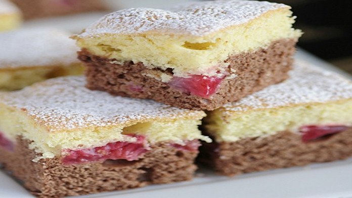 Vynikajúci dvojfarebný koláč sa jahodami a šľahačkou – fantastická chuť a ľahká príprava!