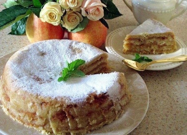 Bulharský, trojpohárový jablkový koláč. Moje deti ho milujú a neodolá mu ani môj manžel!