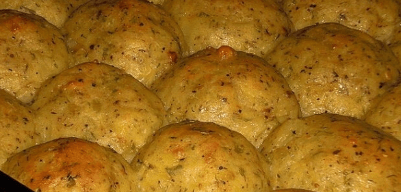 Rýchle jedlo za pár korún: Urobte si doma tieto syrovo-zemiakové gule z rúry. Sú vynikajúce!