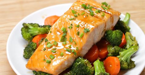 Video: Karamelizovaný losos s brokolicou a mrkvou v sójovo-medovej marináde