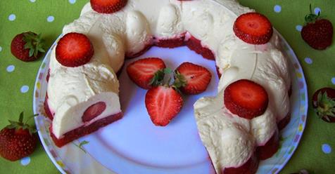 Fantastická tvarohovo-jahodová torta: Bez múky, cukru a bez pečenia!