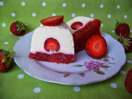 Fantastická tvarohovo-jahodová torta: Bez múky, cukru a bez pečenia!