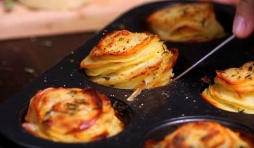 Zemiakové vežičky so syrom: Do formy na muffiny som dala na plátky nakrájané zemiaky a urobila som skvelú večeru, ktorú moja rodina zbožňuje!