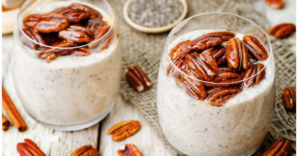 Škoricový chia puding s karamelovými pekanovými orechmi.