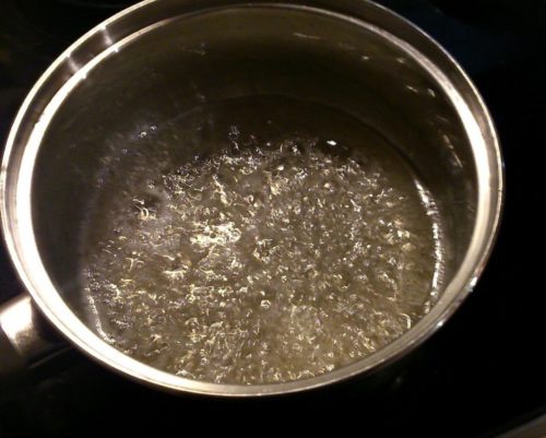 Pripravte si domácu polevu na zákusky a torty. Výborná poleva z troch ingrediencií.