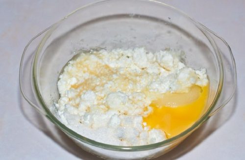 Tvarohové chrumkavé tyčinky do ruky: Pripravte si 300 gramov tvarohu, vajíčka, cukor a domáci fajnový lekvár. Nebudete sa ich vedieť dojesť!