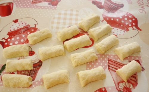 Tvarohové chrumkavé tyčinky do ruky: Pripravte si 300 gramov tvarohu, vajíčka, cukor a domáci fajnový lekvár. Nebudete sa ich vedieť dojesť!