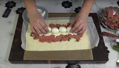 Výborný recept na jednoduchú večeru, ktorá zasýti. Bochník z lístkového cesta plnený mäsom a vajíčkom!