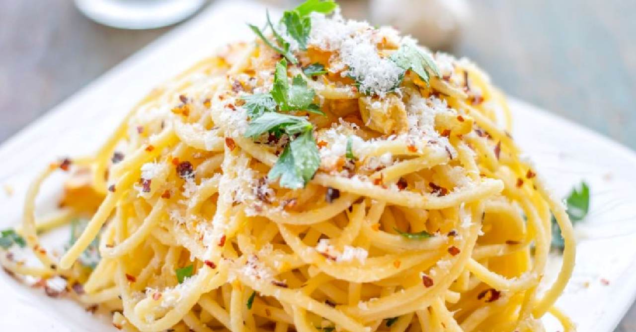 Chutné špagety so syrom, cesnakom.