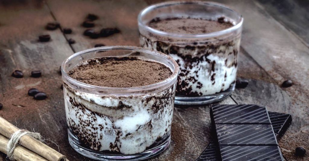 Čokoládové tiramisu poháre.