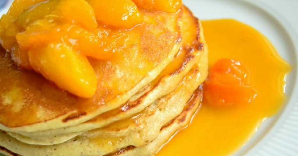 výborné palacinky s chutnou marhuľovou omáčkou.