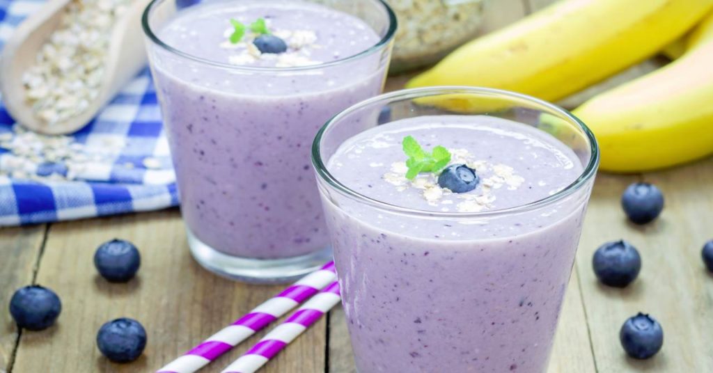 Sýte čučoriedkové smoothie s banánom a jogurtom