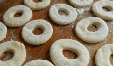 Kamarátka mi poradila, aby som do obľúbeného cesta na donuty pridala kefír. Nechcelo sa mi tomu veriť, ale táto sladká pochúťka je ešte lepšia!