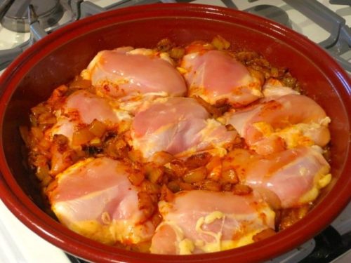 Recept na tento pokrm si moja babička doniesla z Maďarska. Kurací paprikáš sa rozvoňal po celom byte