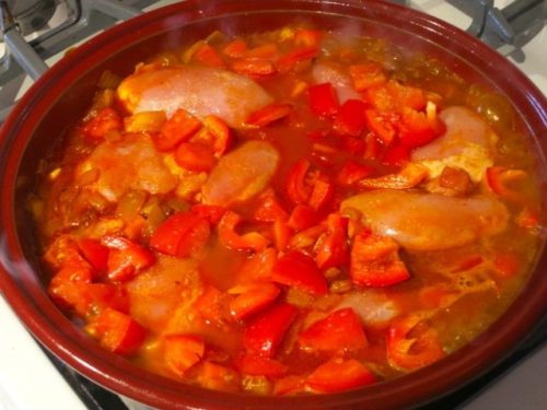 Recept na tento pokrm si moja babička doniesla z Maďarska. Kurací paprikáš sa rozvoňal po celom byte