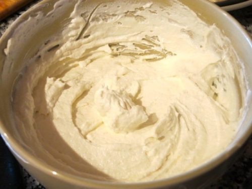 Recept na tento pokrm si moja babička doniesla z Maďarska. Kurací paprikáš sa rozvoňal po celom byte
