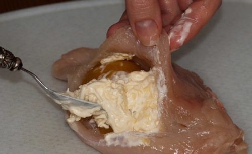 Keď som pripravila tieto kuracie prsia hneď boli fuč! Stačí narezať, naplniť a pospájať špáradlami