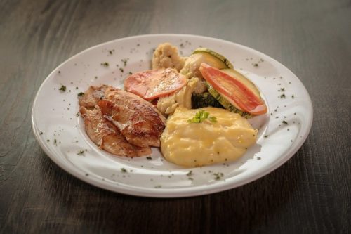 Keď som pripravila tieto kuracie prsia hneď boli fuč! Stačí narezať, naplniť a pospájať špáradlami