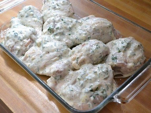 Pečené kuracie stehná S KYSLOU SMOTANOU! Jemnejšie a mäkšie kuracie stehná ste ešte nejedli!