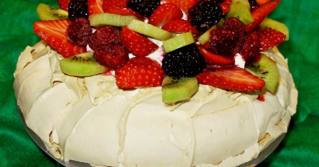 Snehová torta s mascarpone a ovocím.