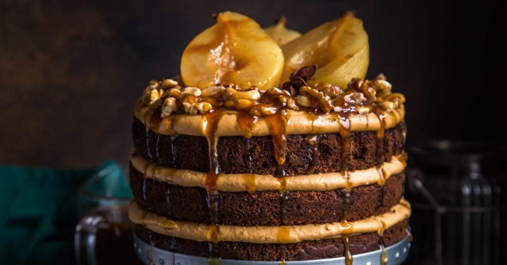 Torta so škoricovým krémom a karamelizovanými hruškami