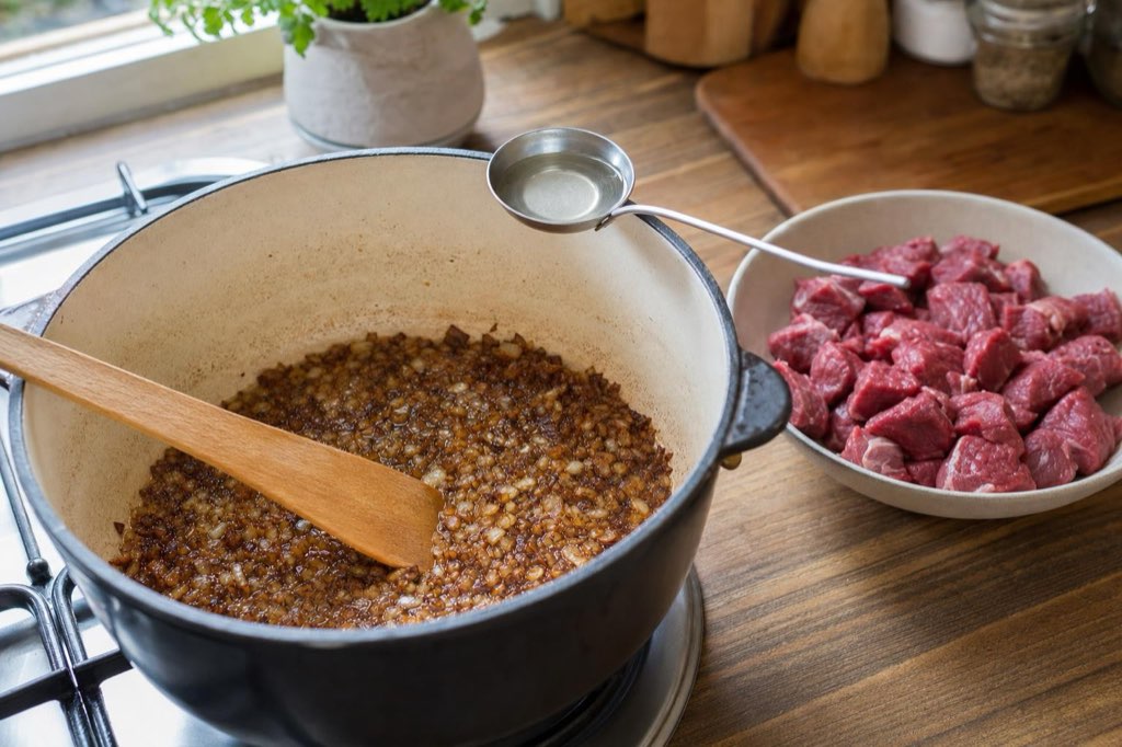 Zwiebeln für Gulasch mit Wasser anrösten