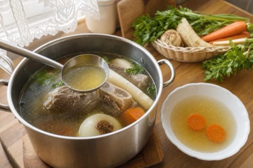 Klare Brühe kochen: Tipps für vollen Geschmack