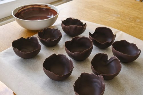 Chocolate dessert bowls made with balloons